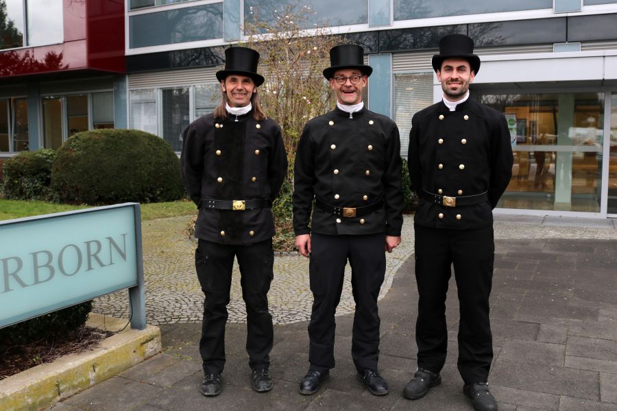 Der Neue übernimmt – Nils Schünemann (ganz rechts) ist nun Bezirksschornsteinfeger in Paderborn I, hier mit v.l.: Olaf Meiners (Vorsitzender der Schornsteinfeger) und Heinz-Jörg Heinemann